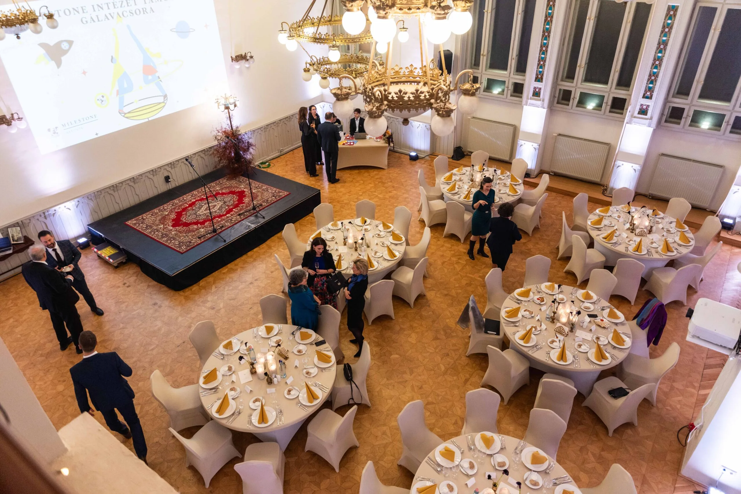Díszterem bankettes gálavacsorai elrendezés madártávlatból